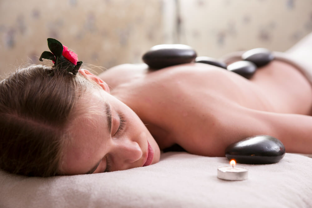 Masajes con final feliz vs experiencias tántricas